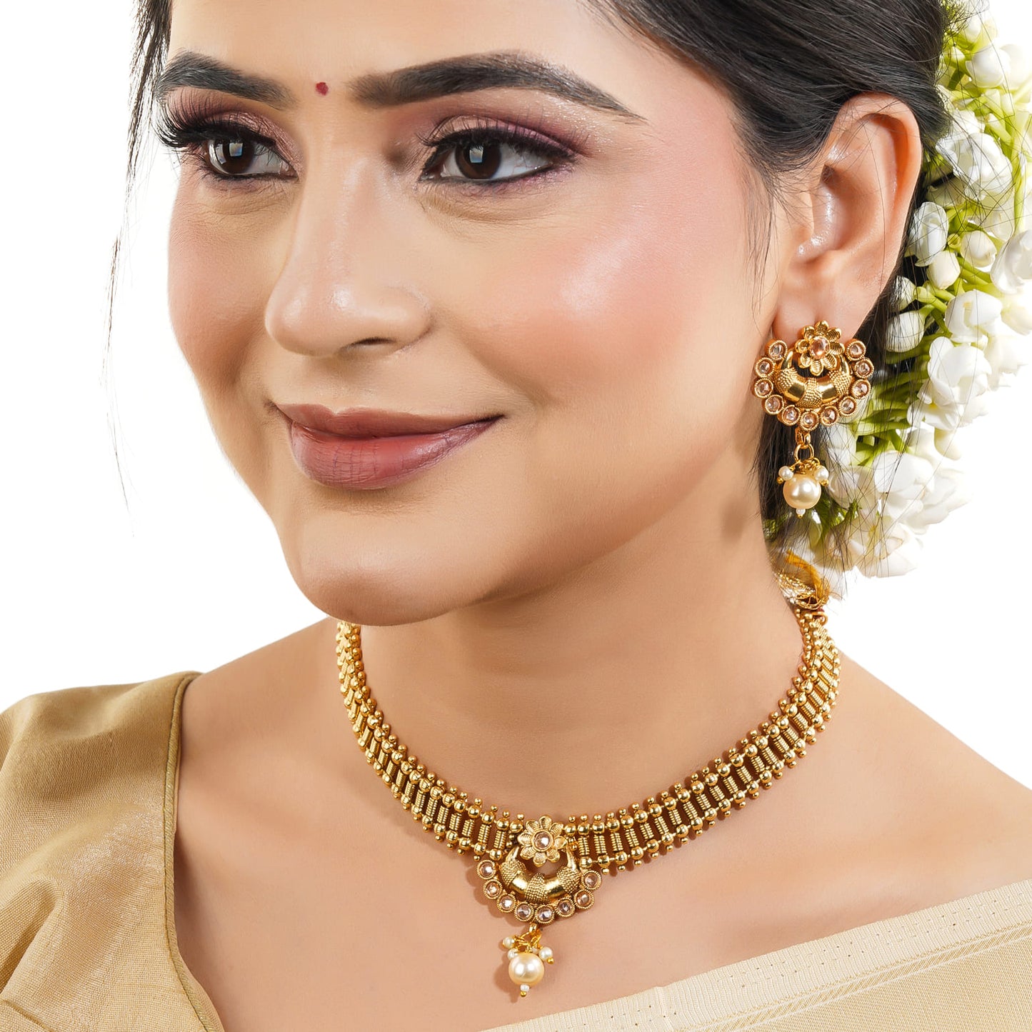 CLASSIC GOLD-TONE NECKLACE SET THAT ADDS A TOUCH OF ELEGANCE TO ANY OUTFIT