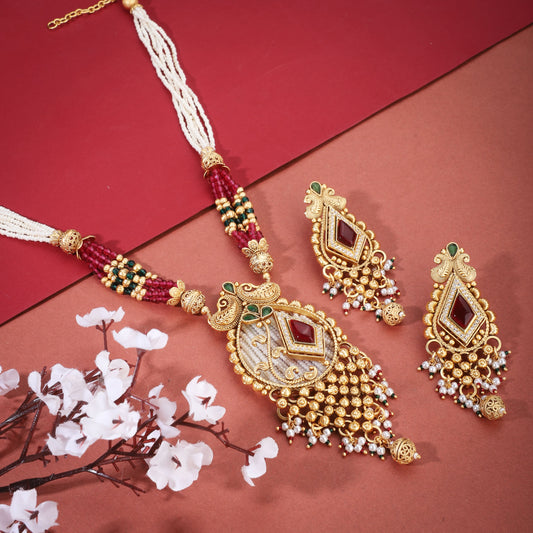 VIBRANT GOLD-TONE LONG NECKLACE SET WITH MULTICOLORED STONES AND SMALL PEARLS, OFFERING A LIVELY AND ELEGANT TOUCH