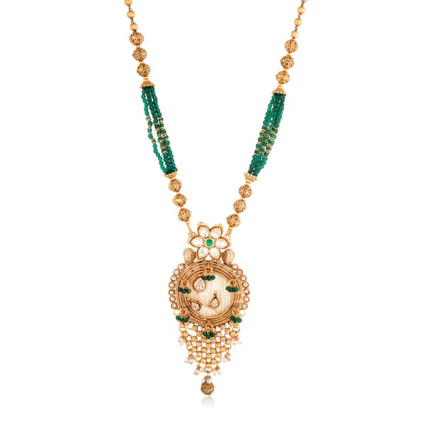 STUNNING GOLD-TONE LONG NECKLACE SET WITH ZIRCON STONES AND GREEN SMALL BEADS, COMBINING ELEGANCE WITH A POP OF COLOR.