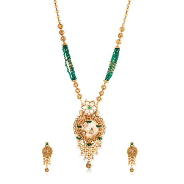 STUNNING GOLD-TONE LONG NECKLACE SET WITH ZIRCON STONES AND GREEN SMALL BEADS, COMBINING ELEGANCE WITH A POP OF COLOR.