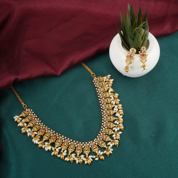 GOLD-TONE NECKLACE SET ADORNED WITH MULTICOLOR STONES AND ZIRCON ACCENTS.