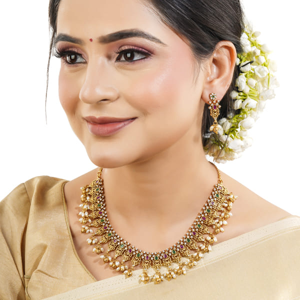 GOLD-TONE NECKLACE SET ADORNED WITH MULTICOLOR STONES AND ZIRCON ACCENTS.