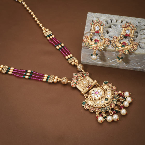 STUNNING LONG GOLD-TONE NECKLACE SET STUDDED WITH MULTICOLORED STONES, OFFERING A BOLD AND VIBRANT ACCESSORY