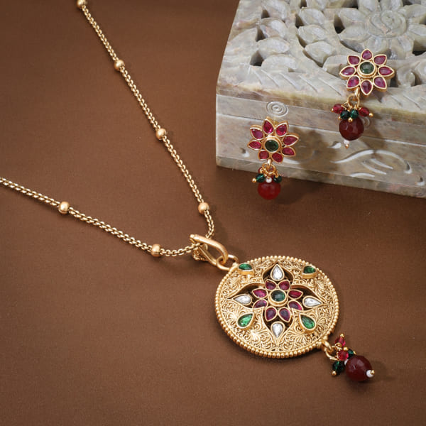 VIBRANT GOLD-TONE CHAIN PENDANT NECKLACE SET STUDDED WITH MULTICOLORED STONES, ADDING A DYNAMIC AND STYLISH FLAIR