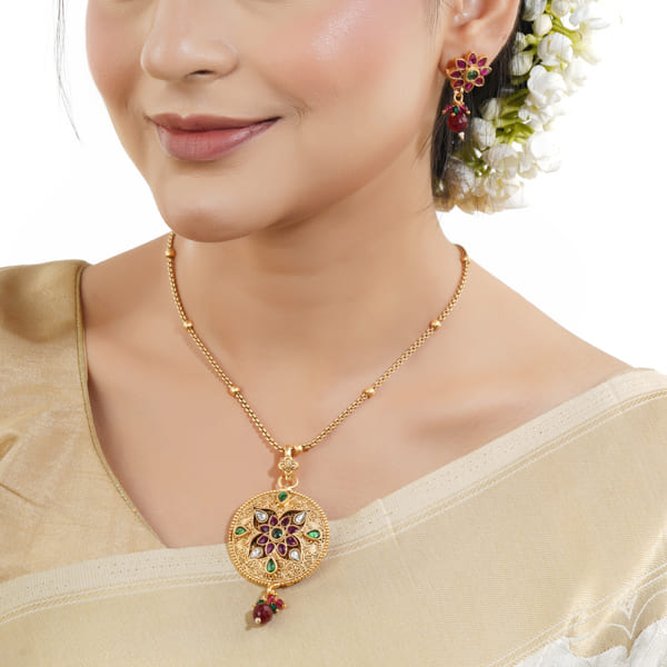 VIBRANT GOLD-TONE CHAIN PENDANT NECKLACE SET STUDDED WITH MULTICOLORED STONES, ADDING A DYNAMIC AND STYLISH FLAIR