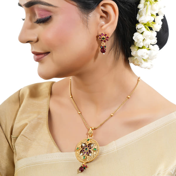 VIBRANT GOLD-TONE CHAIN PENDANT NECKLACE SET STUDDED WITH MULTICOLORED STONES, ADDING A DYNAMIC AND STYLISH FLAIR