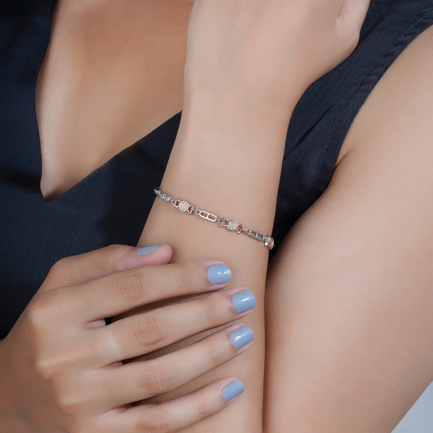 SLEEK 925 SILVER CHAIN BRACELET, OFFERING A SIMPLE YET ELEGANT ACCESSORY FOR ANY OCCASION.