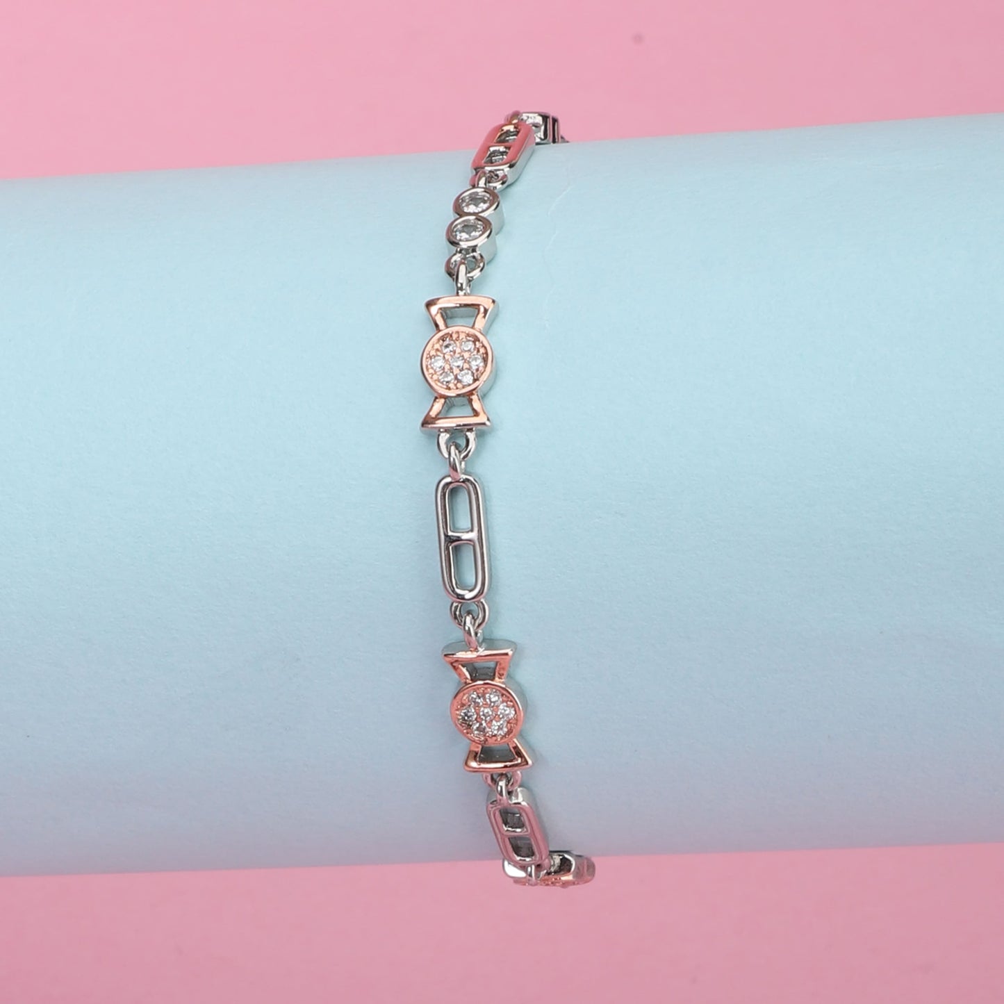 SLEEK 925 SILVER CHAIN BRACELET, OFFERING A SIMPLE YET ELEGANT ACCESSORY FOR ANY OCCASION.