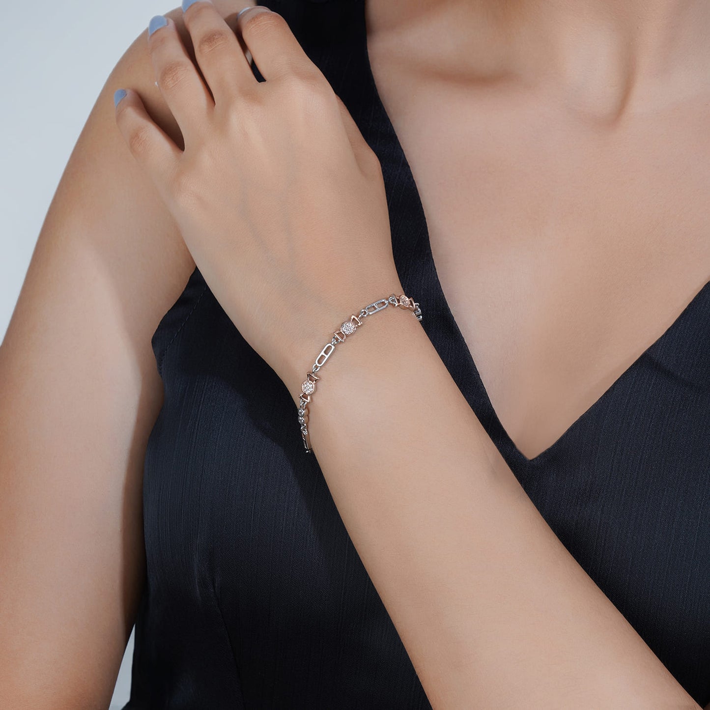 SLEEK 925 SILVER CHAIN BRACELET, OFFERING A SIMPLE YET ELEGANT ACCESSORY FOR ANY OCCASION.