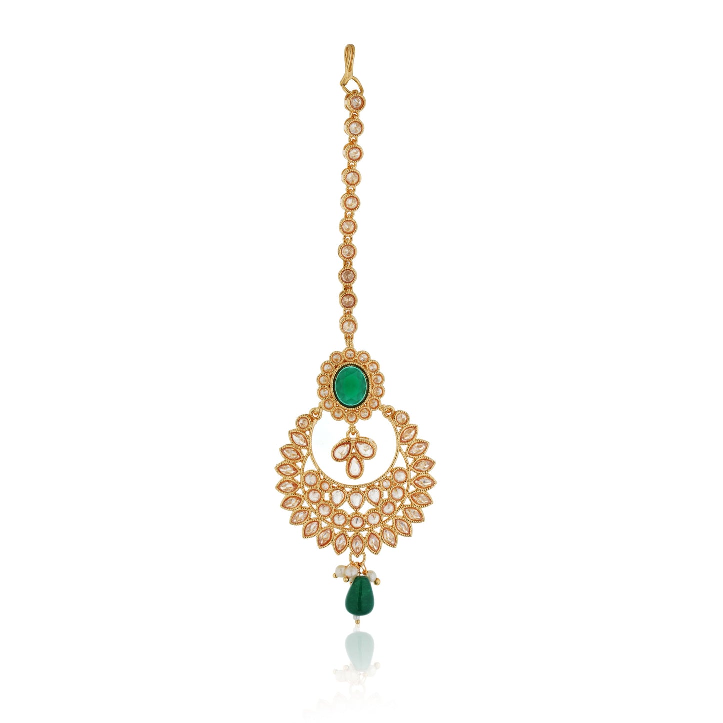 KUNDAN-STUDDED MAANG TIKA FEATURES INTRICATE WORK WITH A SINGLE GREEN PEARL AND A MATCHING STONE.