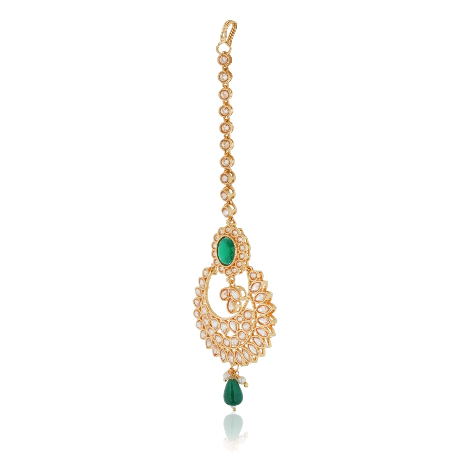 KUNDAN-STUDDED MAANG TIKA FEATURES INTRICATE WORK WITH A SINGLE GREEN PEARL AND A MATCHING STONE.