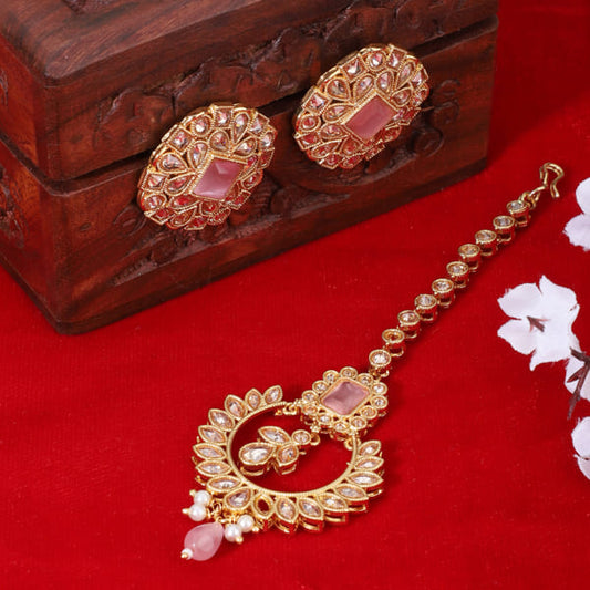 KUNDAN -STUDDED EARRINGS WITH MATCHING MAANG TIKKA, OFFERING A CLASSIC AND ELEGANT SET."