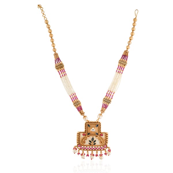 ELEGANT GOLD-TONE LONG NECKLACE SET ADORNED WITH WHITE SMALL PEARLS, ADDING A CLASSIC AND REFINED TOUCH