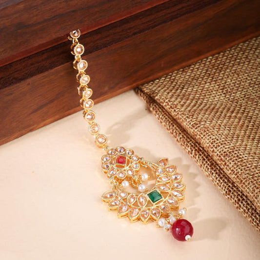 KUNDAN-STUDDED MAANG TIKA FEATURES INTRICATE WORK