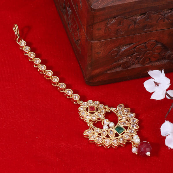 KUNDAN-STUDDED MAANG TIKA FEATURES INTRICATE WORK