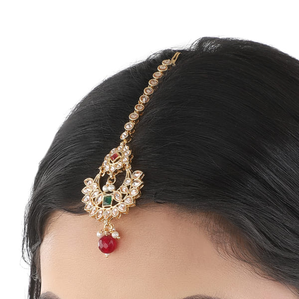 KUNDAN-STUDDED MAANG TIKA FEATURES INTRICATE WORK