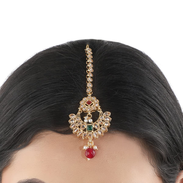 KUNDAN-STUDDED MAANG TIKA FEATURES INTRICATE WORK