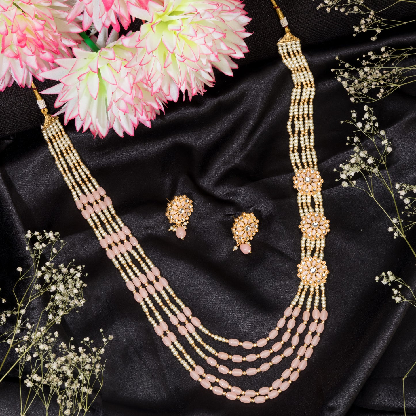 GRACEFUL LONG NECKLACE SET STUDDED WITH PEARLS, OFFERING A CLASSIC AND ELEGANT TOUCH.