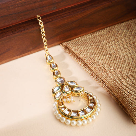 KUNDAN-STUDDED MAANG TIKA FEATURES INTRICATE WORK