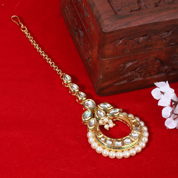 KUNDAN-STUDDED MAANG TIKA FEATURES INTRICATE WORK