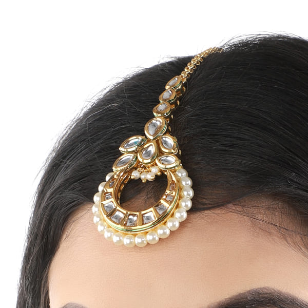 KUNDAN-STUDDED MAANG TIKA FEATURES INTRICATE WORK