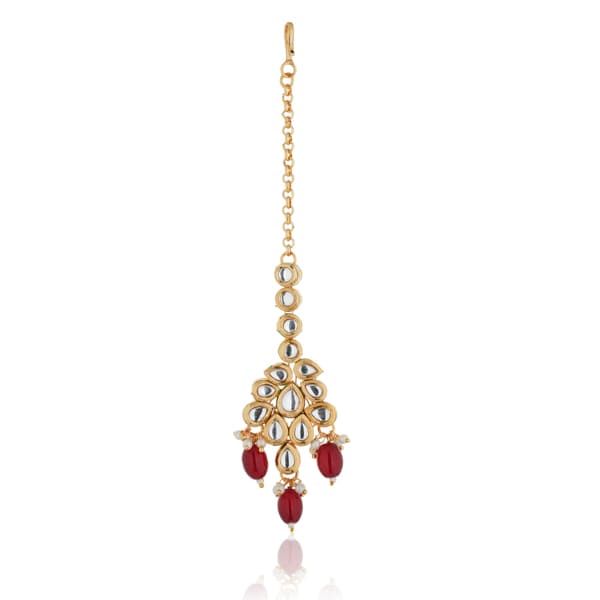 KUNDAN-STUDDED MAANG TIKA WITH RED PEARLS FEATURES INTRICATE WORK