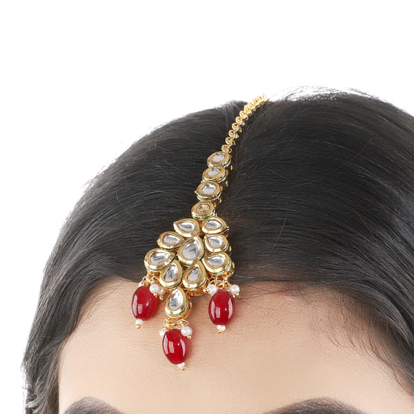 KUNDAN-STUDDED MAANG TIKA WITH RED PEARLS FEATURES INTRICATE WORK