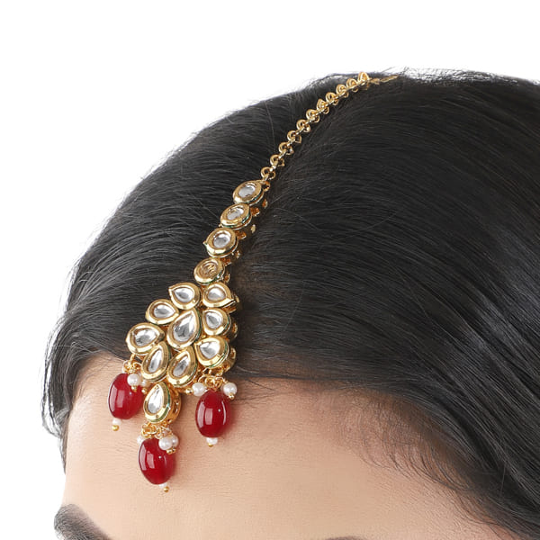 KUNDAN-STUDDED MAANG TIKA WITH RED PEARLS FEATURES INTRICATE WORK