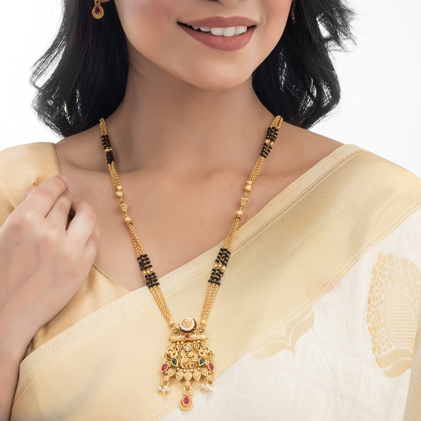 GOLD-TONE LONG MANGALSUTRA SET WITH BLACK BEADS AND MULTICOLORED STONES, COMBINING TRADITIONAL AND VIBRANT ELEMENTS