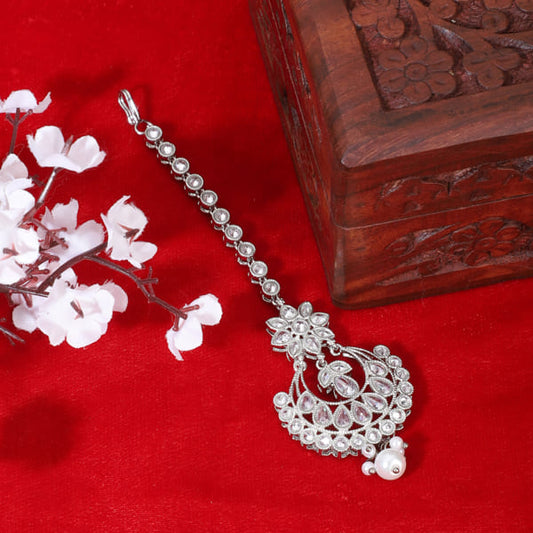 KUNDAN-STUDDED MAANG TIKA  WITH WHITE PEARL FEATURES INTRICATE WORK