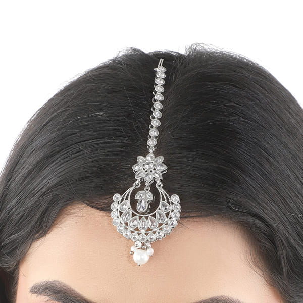 KUNDAN-STUDDED MAANG TIKA  WITH WHITE PEARL FEATURES INTRICATE WORK