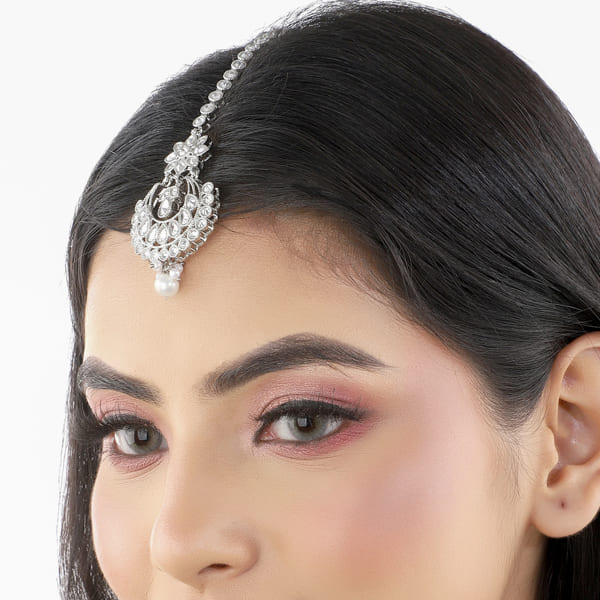 KUNDAN-STUDDED MAANG TIKA  WITH WHITE PEARL FEATURES INTRICATE WORK