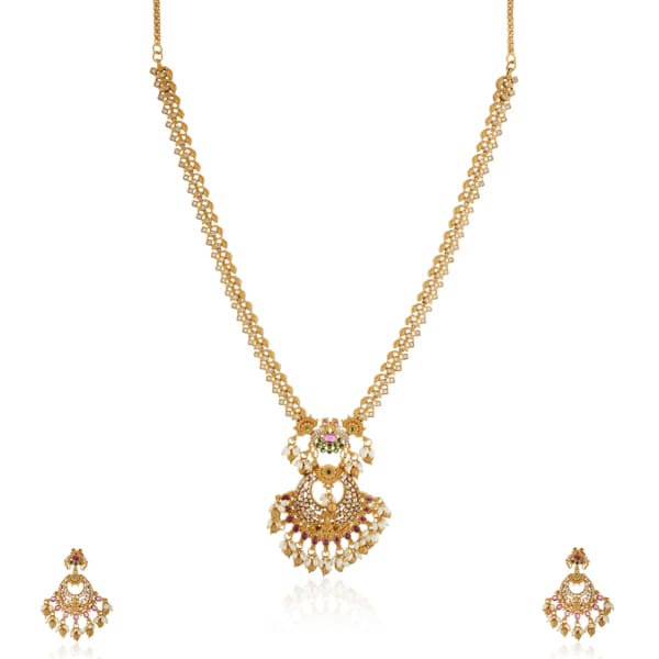 GOLD-TONE LONG NECKLACE SET ADORNED WITH SMALL WHITE PEARLS, ADDING A TOUCH OF CLASSIC ELEGANCE