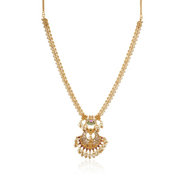 GOLD-TONE LONG NECKLACE SET ADORNED WITH SMALL WHITE PEARLS, ADDING A TOUCH OF CLASSIC ELEGANCE