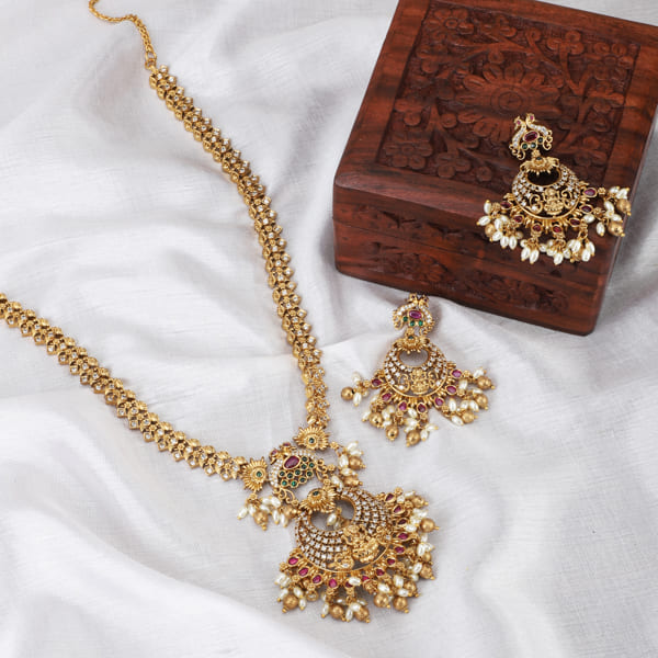 GOLD-TONE LONG NECKLACE SET ADORNED WITH SMALL WHITE PEARLS, ADDING A TOUCH OF CLASSIC ELEGANCE