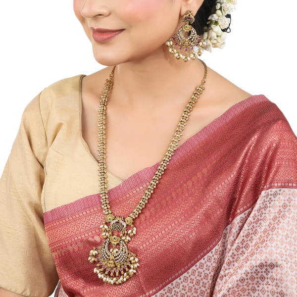 GOLD-TONE LONG NECKLACE SET ADORNED WITH SMALL WHITE PEARLS, ADDING A TOUCH OF CLASSIC ELEGANCE