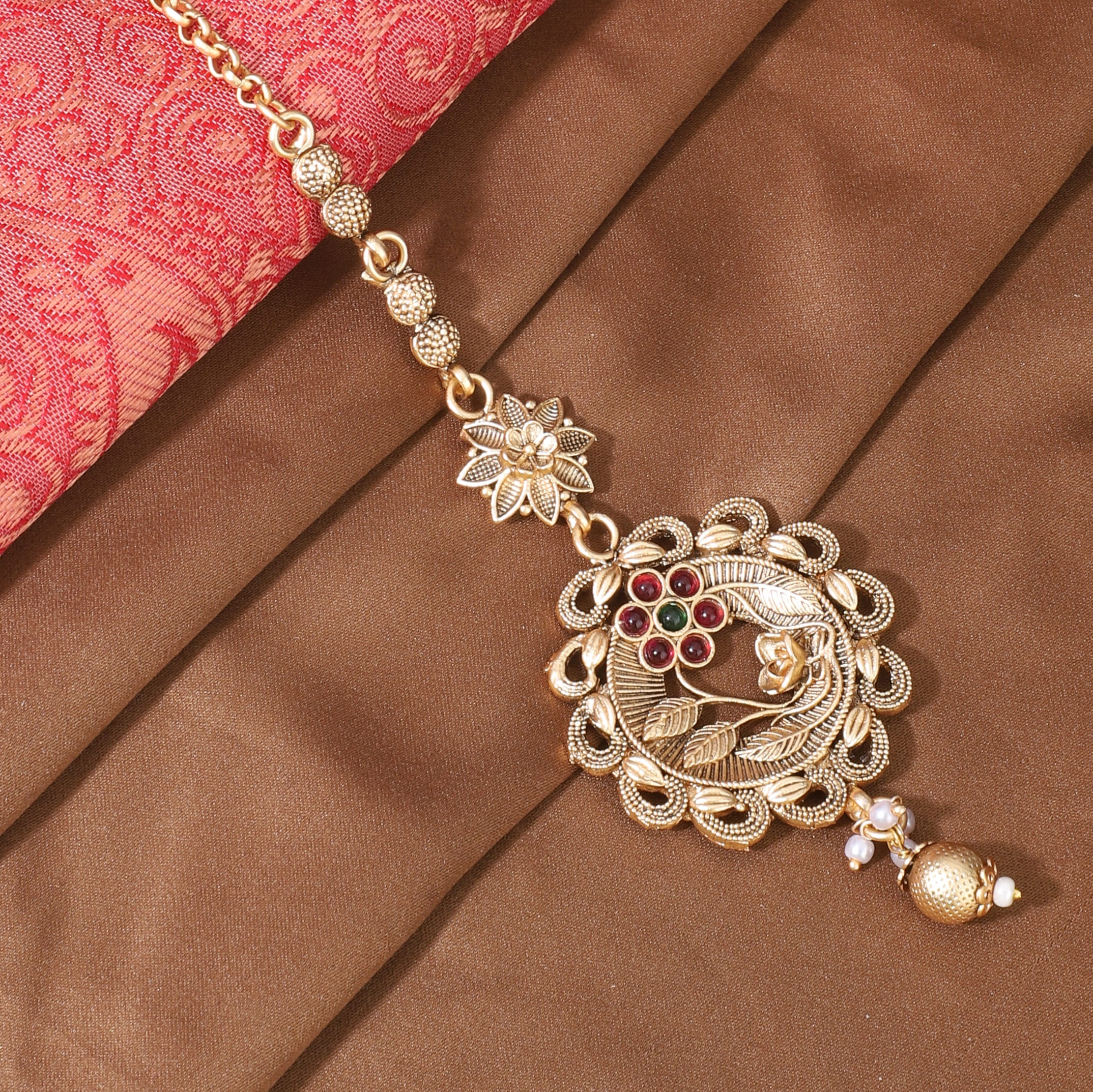 Pearl-studded long necklace set combining timeless charm and a sophisticated festive touch.
