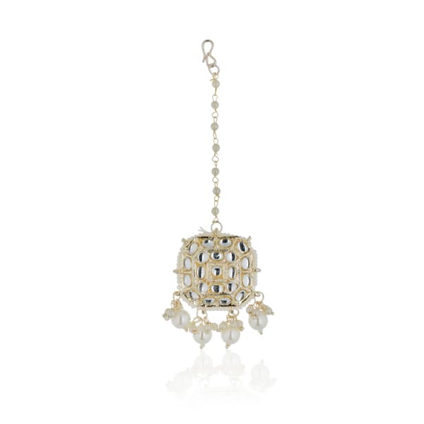 PEARLS-STUDDED MAANG TIKA FEATURES DELICATE PEARLS ARRANGED IN AN ELEGANT DESIGN.