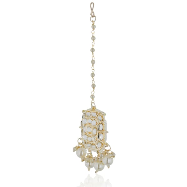 PEARLS-STUDDED MAANG TIKA FEATURES DELICATE PEARLS ARRANGED IN AN ELEGANT DESIGN.