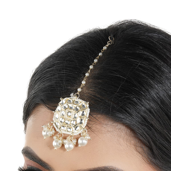 PEARLS-STUDDED MAANG TIKA FEATURES DELICATE PEARLS ARRANGED IN AN ELEGANT DESIGN.