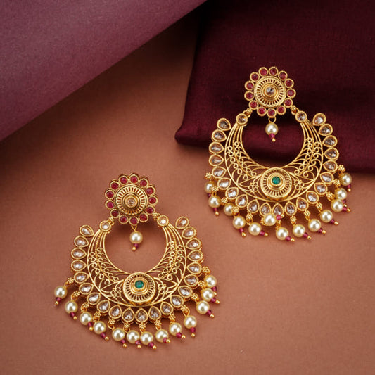 GOLDTONE EARRING FEATURES A GOLDEN FINISH, OFFERING A CLASSIC AND ELEGANT LOOK