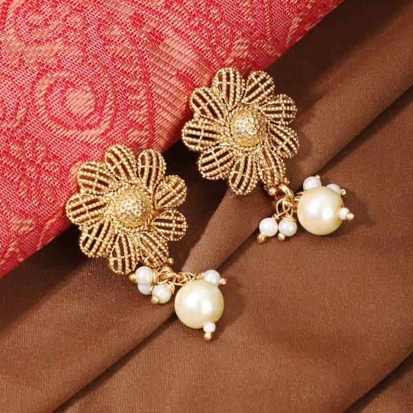 FLORAL DESIGN GOLDTONE EARRINGS FEATURE A GOLDEN FINISH WITH INTRICATE FLORAL PATTERNS.