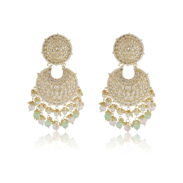 KUNDAN AND PEARL-STUDDED EARRINGS WITH MATCHING MAANG TIKKA, OFFERING A CLASSIC AND ELEGANT SET."