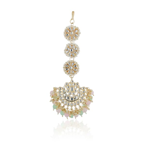 KUNDAN AND PEARL-STUDDED EARRINGS WITH MATCHING MAANG TIKKA, OFFERING A CLASSIC AND ELEGANT SET."