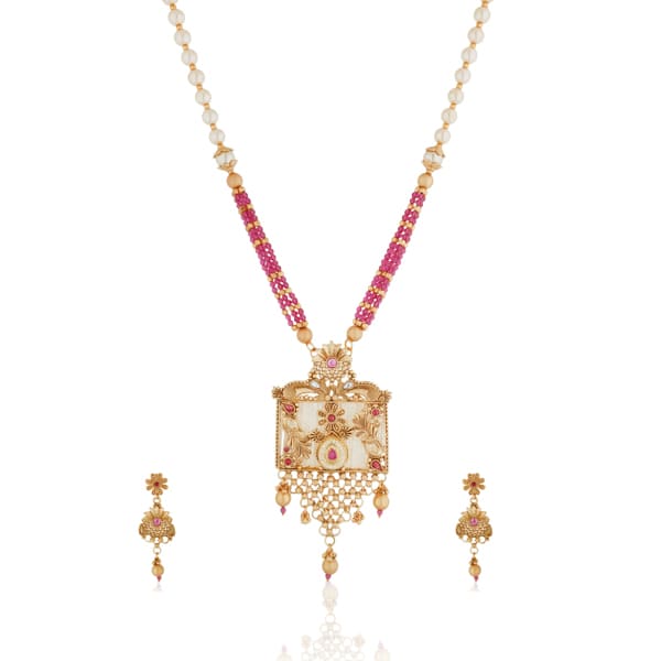 GOLD-TONE LONG NECKLACE SET ADORNED WITH SMALL WHITE PEARLS, ADDING A TOUCH OF CLASSIC ELEGANCE