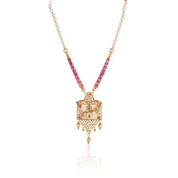 GOLD-TONE LONG NECKLACE SET ADORNED WITH SMALL WHITE PEARLS, ADDING A TOUCH OF CLASSIC ELEGANCE