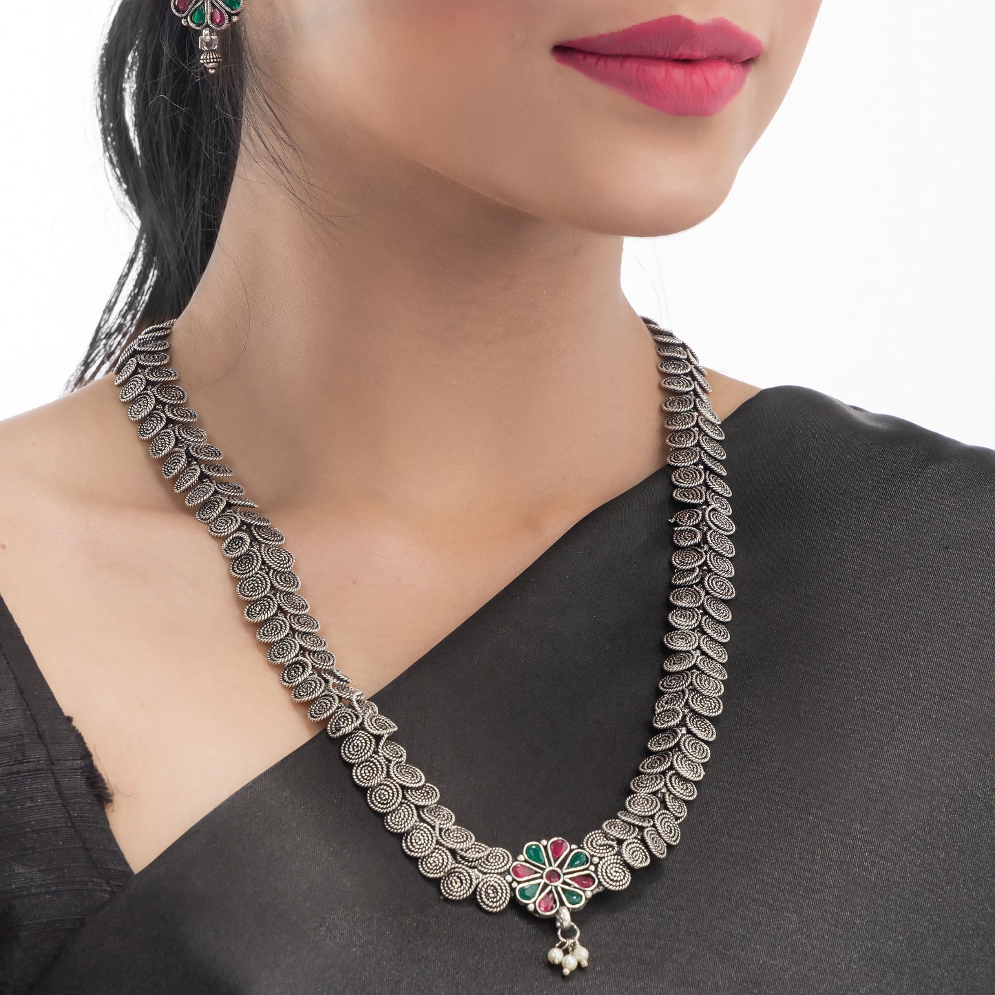 STYLISH OXIDIZED SHORT NECKLACE SET WITH DETAILED DESIGN, PERFECT FOR A VINTAGE-INSPIRED LOOK.