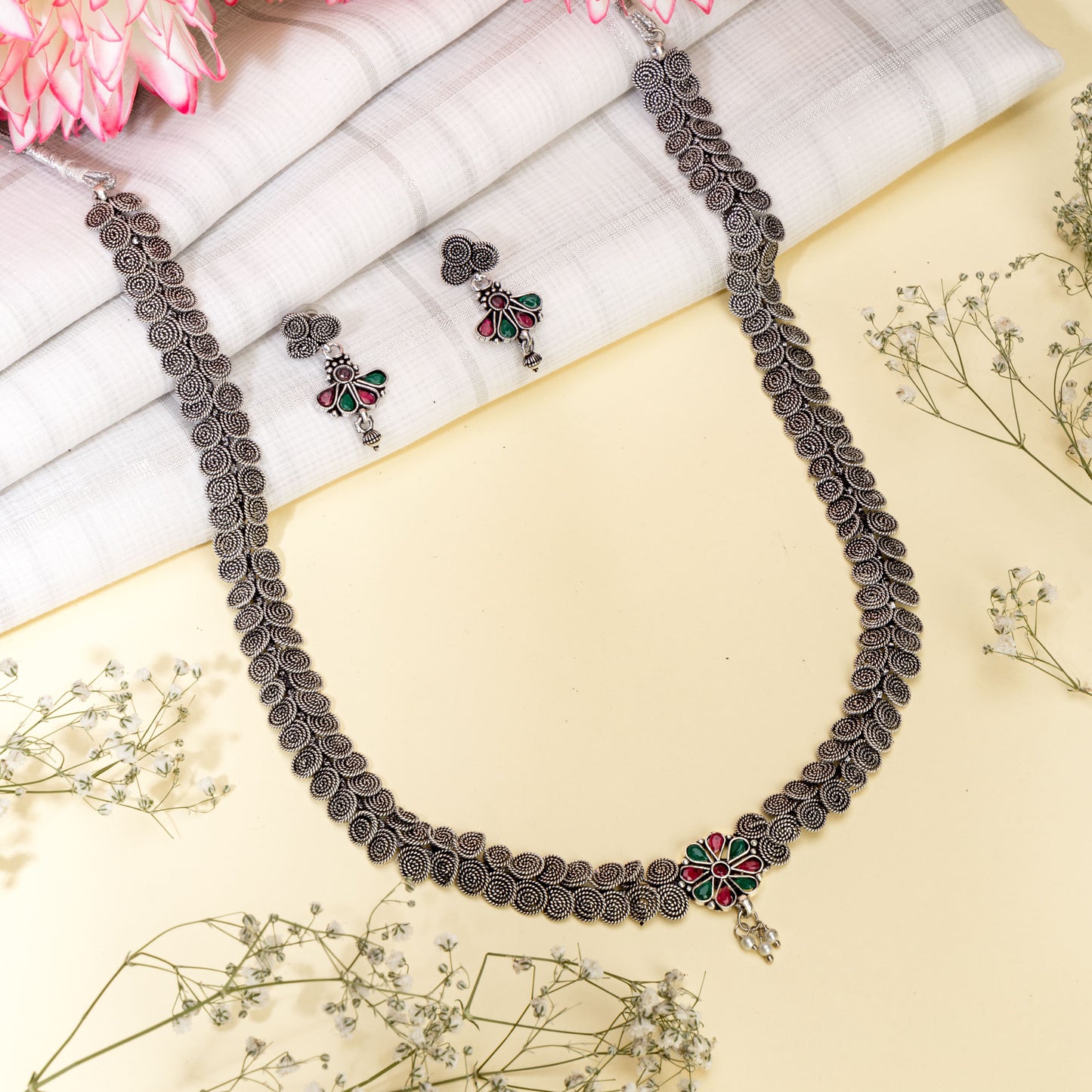 STYLISH OXIDIZED SHORT NECKLACE SET WITH DETAILED DESIGN, PERFECT FOR A VINTAGE-INSPIRED LOOK.