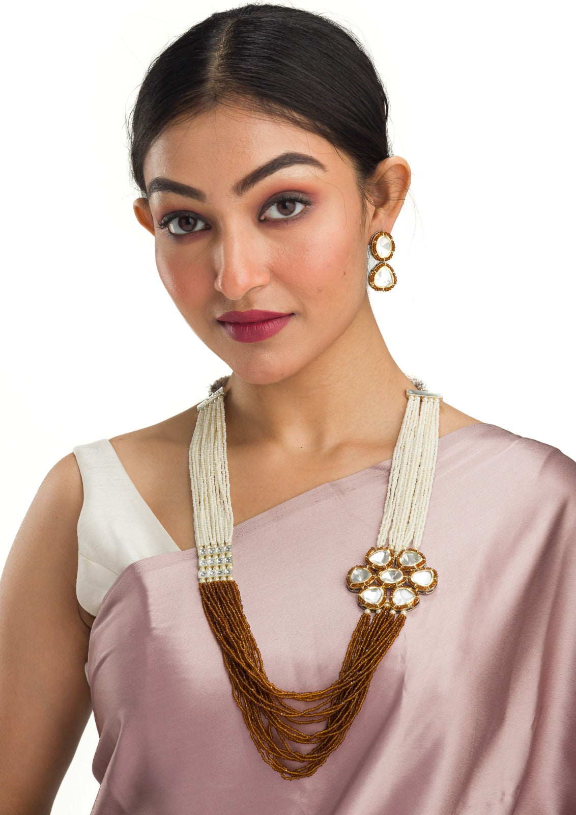 A MAHARANI-STYLE BROWN  AND WHITE PEARL NECKLACE EXUDES REGAL ELEGANCE.