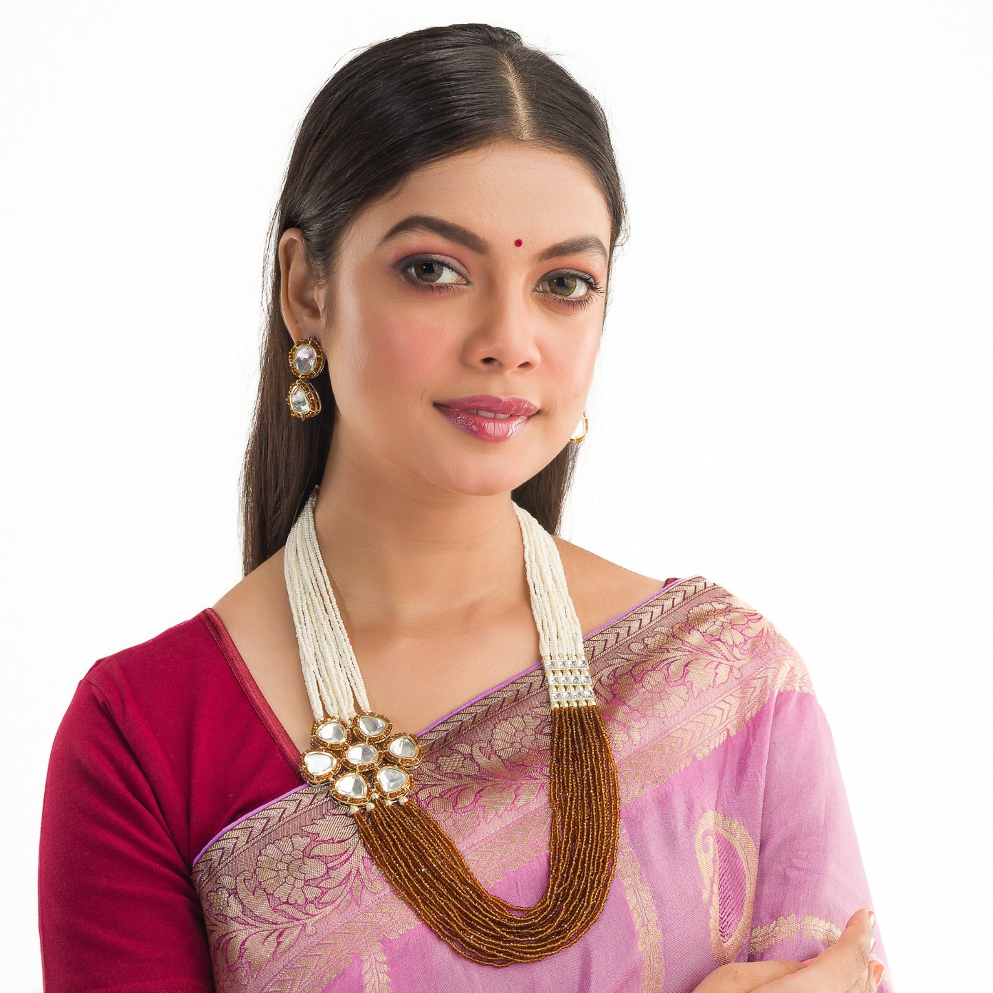 A MAHARANI-STYLE BROWN  AND WHITE PEARL NECKLACE EXUDES REGAL ELEGANCE.